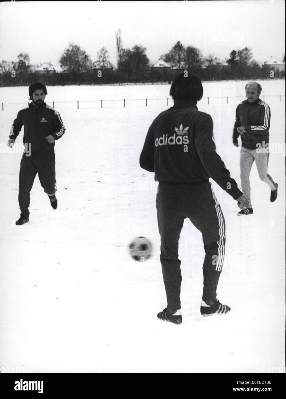 1962: Gerd Müller auf dem Feld wieder: nach zwei Monaten der Krankheit, Gerd Müller aus '' Bayern Munchen '' KickerStar ist zurück mit seinem Team wieder. Da eine Operation eines geplatzten Muskels, er nicht spielen wurde und wurde sehr viel von seinen Teamkameraden verpasst, die offenbar nicht so sehr gut in den letzten spielen zu. Nun, Gerd Müller hat wieder mit dem training begonnen und hofft, auf dem Feld bis zum Januar zurück. Unser Bild Gerd Müller (1) und Trainer Dettmar Cramer (r) © Keystone Bilder USA/ZUMAPRESS.com/Alamy Live-Nachrichten Stockfoto