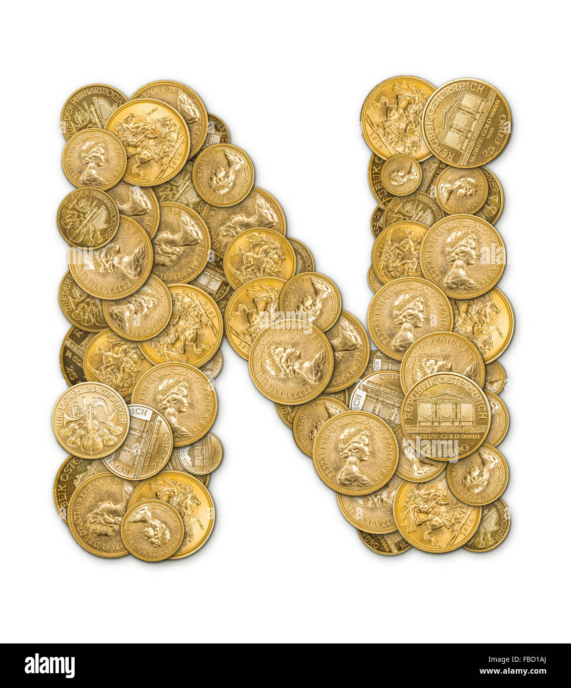 Buchstabe N hergestellt aus gold-Münzen Geld isoliert auf weißem Hintergrund Stockfoto