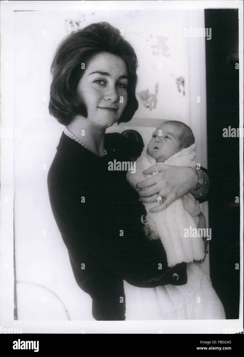 1950 - ein paar Prinzessin. Mutter - und - Tochter.: Prinzessin Sophie von Griechenland - Stolz hält ihre junge Tochter - Prinzessin Helen - in ihrem Haus in Madrid. Prinzessin Sophie - die Frau des Don Juan Carlos - der Mann, General Franco e Tag König von Spanien machen darf - beharrt auf die meisten Aufgaben in der Betreuung von ihrem Sekundärteilchen - einschließlich Durchführung Baden sie - in den Waschtisch-sie sagt - es ist "nur gemacht für den Job" © Keystone Bilder USA/ZUMAPRESS.com/Alamy Live News Stockfoto