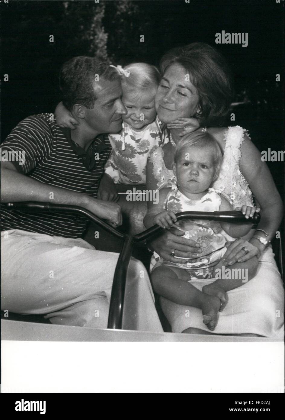 1953 - ein paar Prinzessin. Mutter - und - Tochter.: Prinzessin Sophie von Griechenland - Stolz hält ihre junge Tochter - Prinzessin Helen - in ihrem Haus in Madrid. Prinzessin Sophie - die Frau des Don Juan Carlos - der Mann, General Franco e Tag König von Spanien machen darf - beharrt auf die meisten Aufgaben in der Betreuung von ihrem Sekundärteilchen - einschließlich Durchführung Baden sie - in den Waschtisch-sie sagt - es ist "nur gemacht für den Job" © Keystone Bilder USA/ZUMAPRESS.com/Alamy Live News Stockfoto