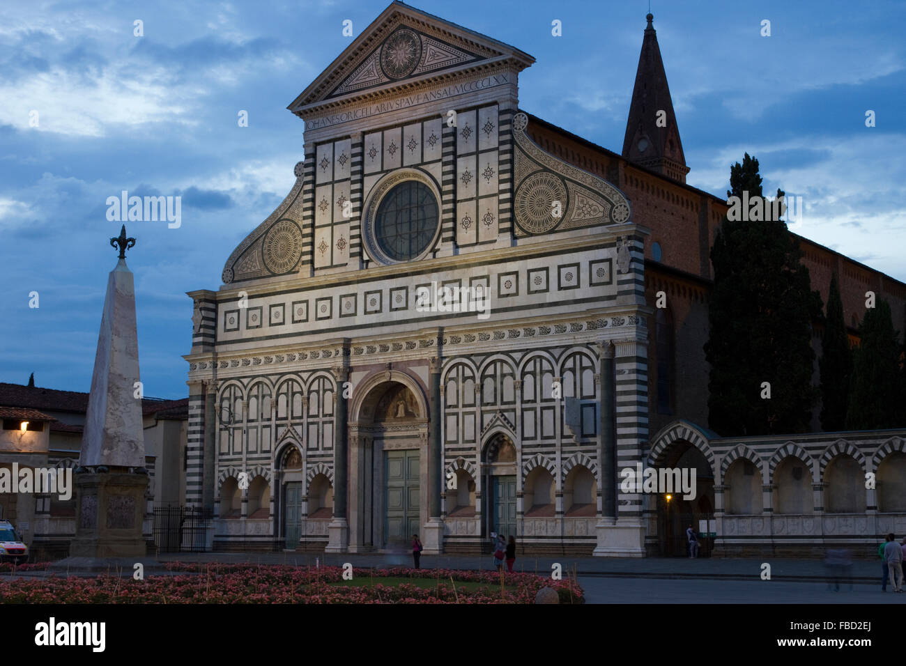 Die façade von Santa Maria Novella in der Abenddämmerung, fertiggestellt von Leon Battista Alberti im Jahr 1470. Stockfoto