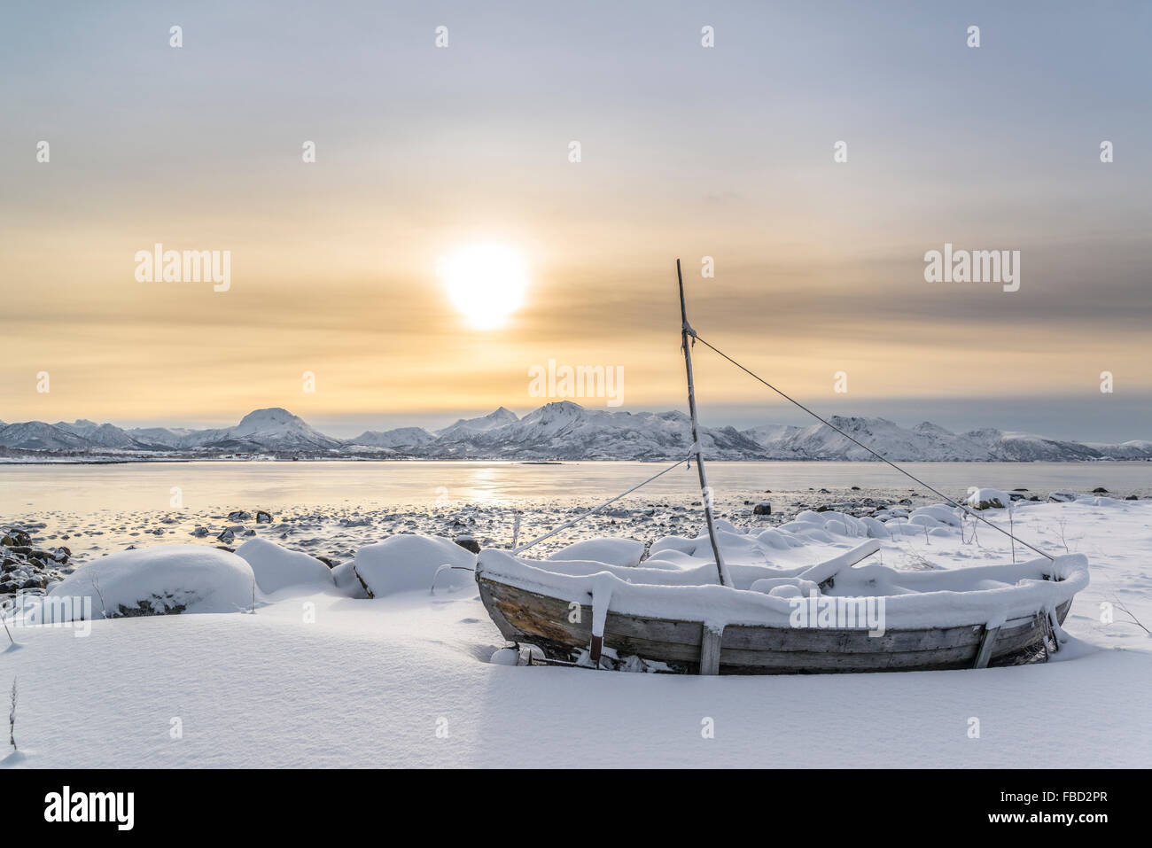 Fischerboot bei Sonnenuntergang, Vesteralen, Norwegen Stockfoto