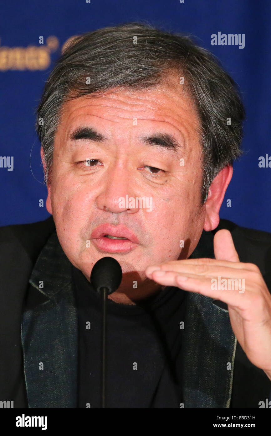 Kengo Kuma, die ausgewählt wurde, zu entwerfen und bauen die neuen 2020 Olympiastadion Tokio spricht vor der Presse in der Foreign Correspondents Club of Japan am 15. Januar 2016, in Tokio, Japan.  Kuma gewann den Wettbewerb um ein neues Design zu wählen, nach Kostensteigerungen führte zu Tokio fallen die ursprünglichen Plänen von Zaha Hadid Architects erstellt. Kuma den einzigartige Stil meidet Zement für Holz und grün und sein neue Stadion beinhaltet ein Holzdach und fügt Elemente der traditionellen japanischen Architektur. Kuma, die eine Partnerschaft mit Taisei Bau hat, verspricht das neue Flaggschiff-Stadion bis November 2019 anzufragen Stockfoto