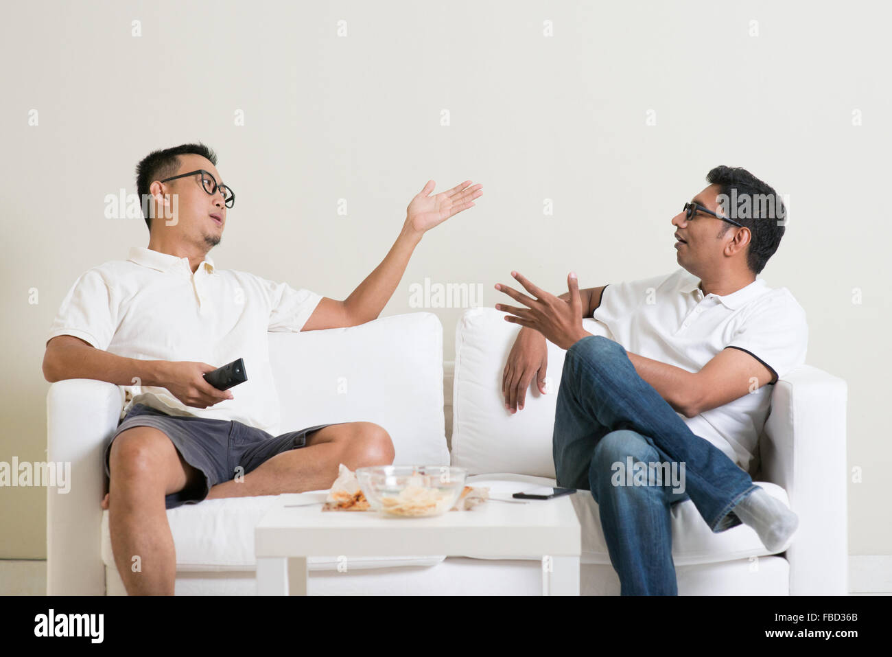 Männer streiten. Zwei männliche Freund widersprechen einander, das Argument zu Hause. Gemischtrassige Menschen Freundschaft. Stockfoto