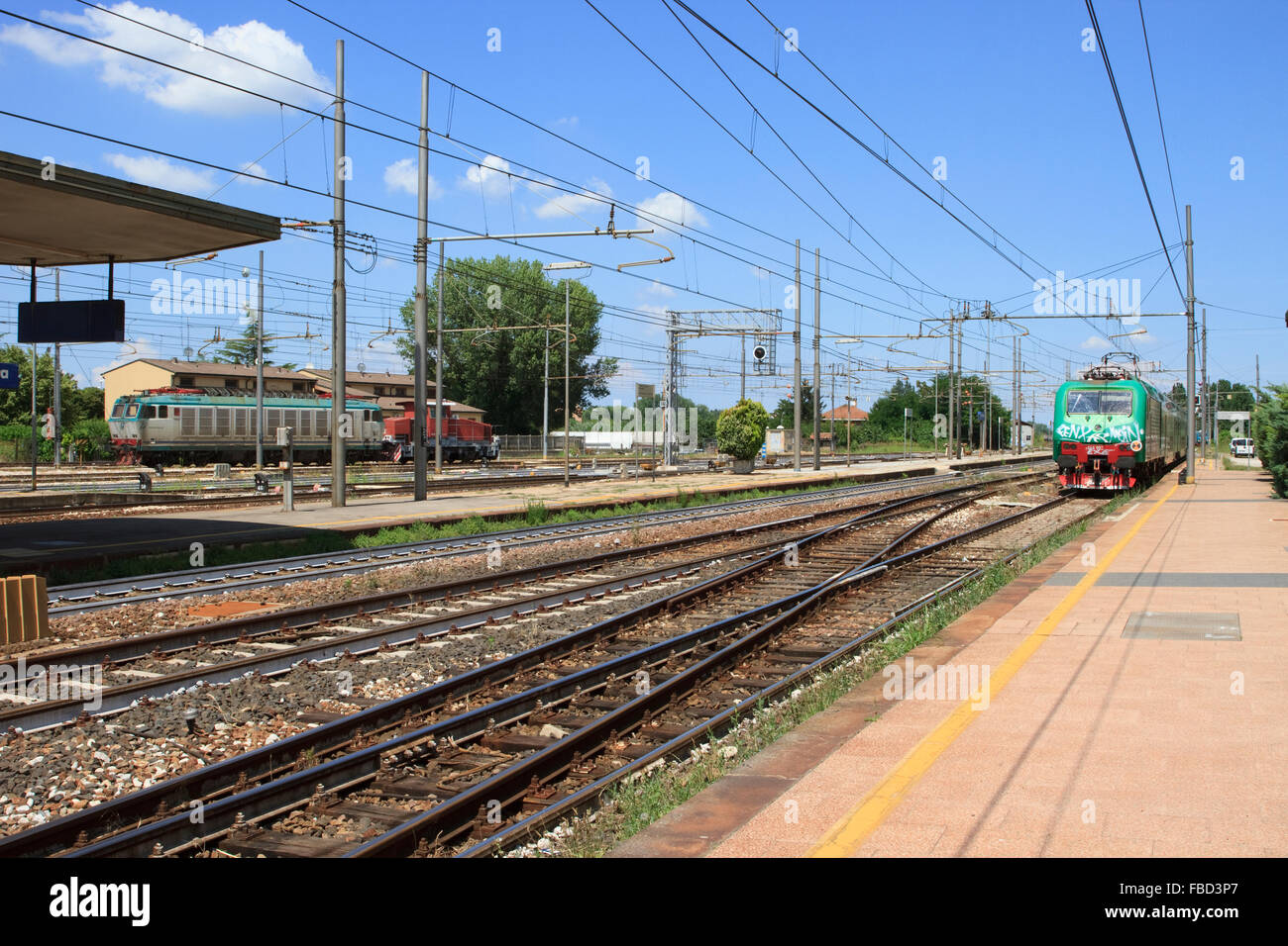 Bahnen und Plattformen am Bahnhof Ferrara in Norditalien. Stockfoto