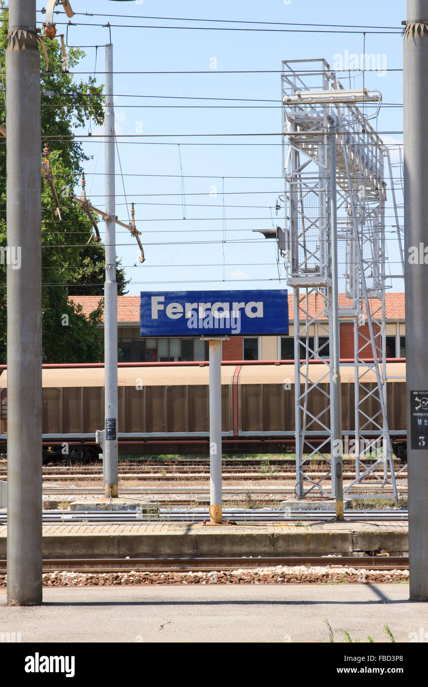 Melden Sie sich für Ferrara Bahnhof (Stazione di Ferrara) in Norditalien. Stockfoto
