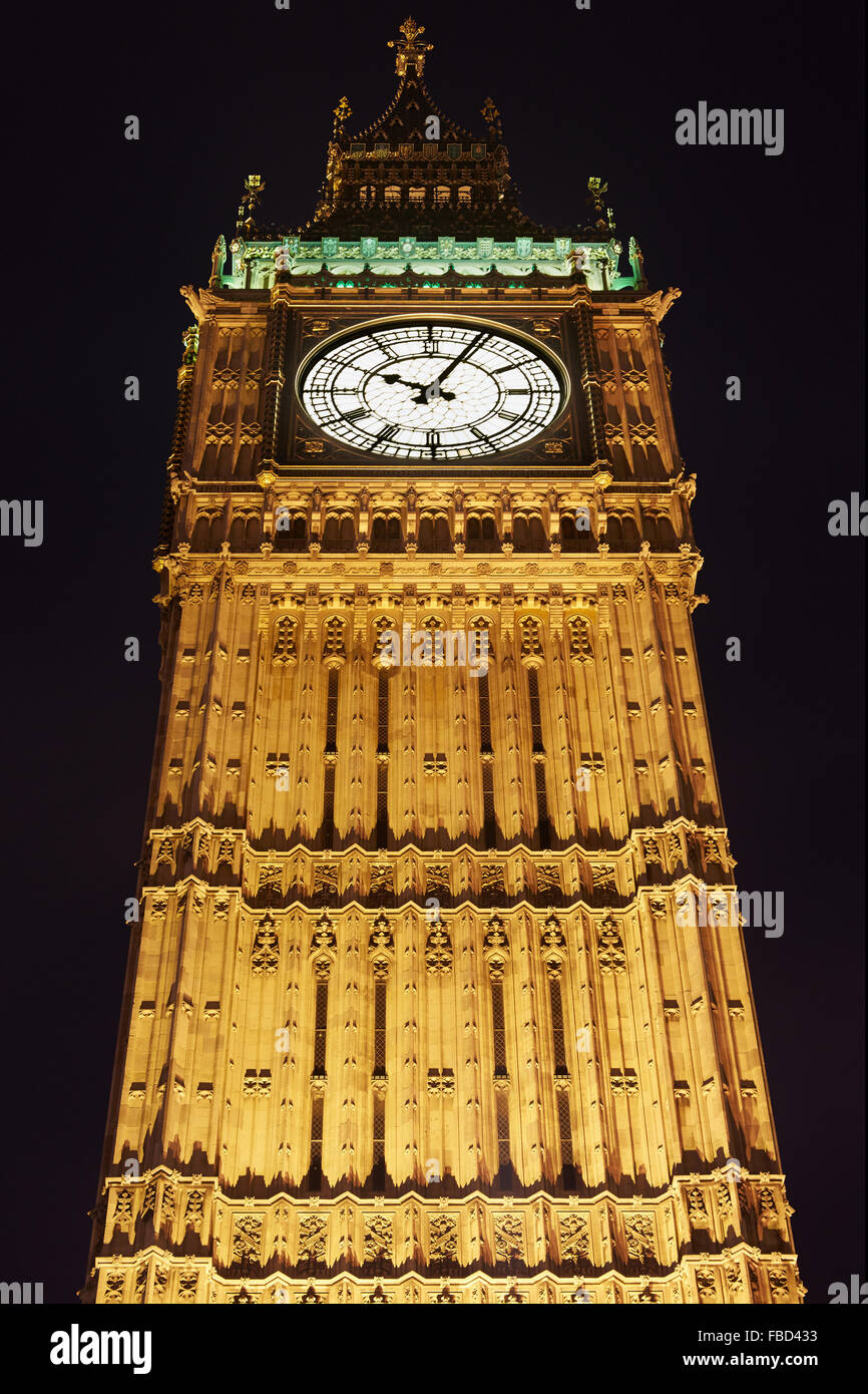 Big Ben in London bei Nacht beleuchtet Stockfoto