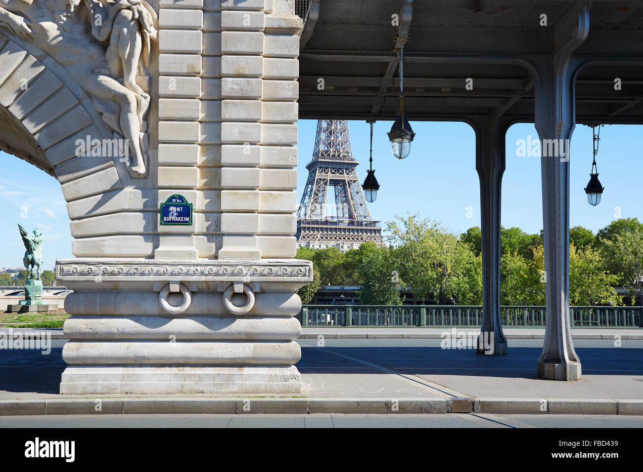 Bir Hakeim-Brücke und der Eiffelturm in Paris an einem sonnigen Tag Stockfoto