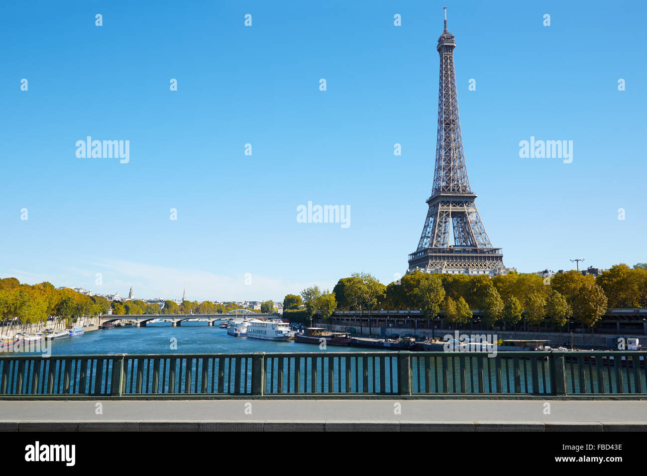 Eiffelturm und leeren Bürgersteig der Brücke am Fluss Seine in einer klaren sonnigen Tag, Herbst in Paris Stockfoto