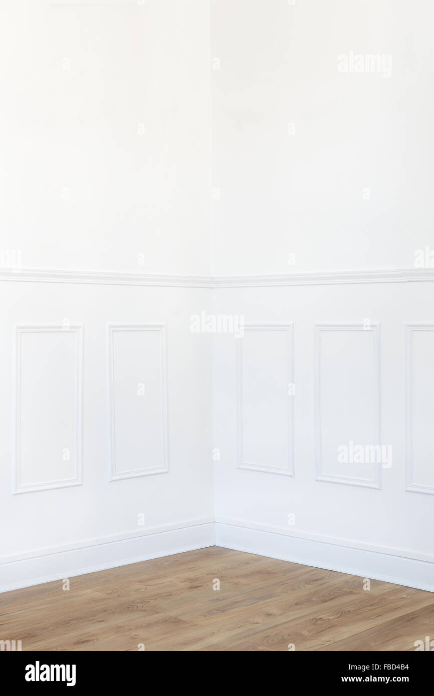 Ecke der leeren weißen Raum mit Parkettboden und Holz getrimmte Wand Stockfoto