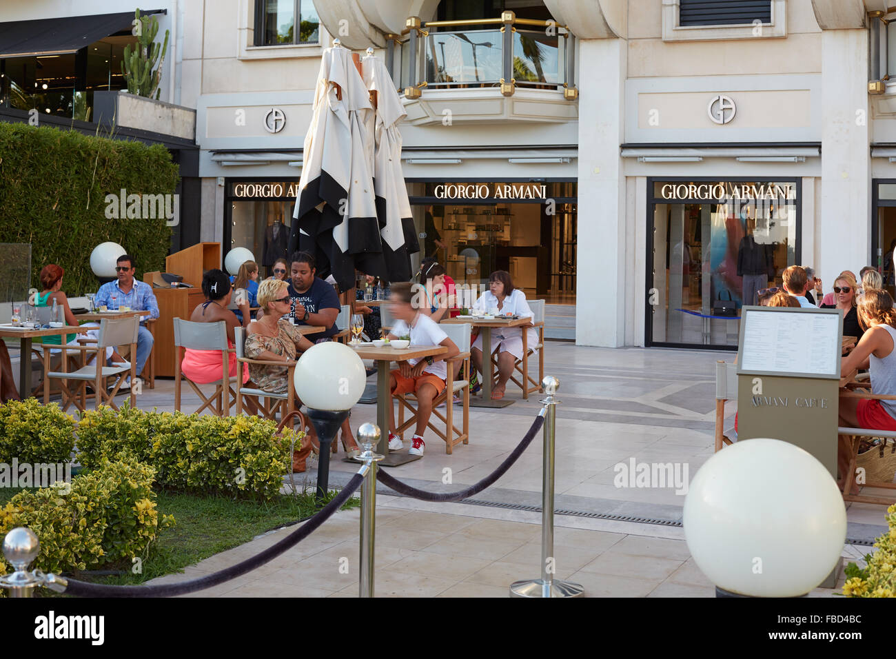 Giorgio Armani Café mit Menschen in einem ruhigen Sommernachmittag in Cannes, Frankreich Stockfoto