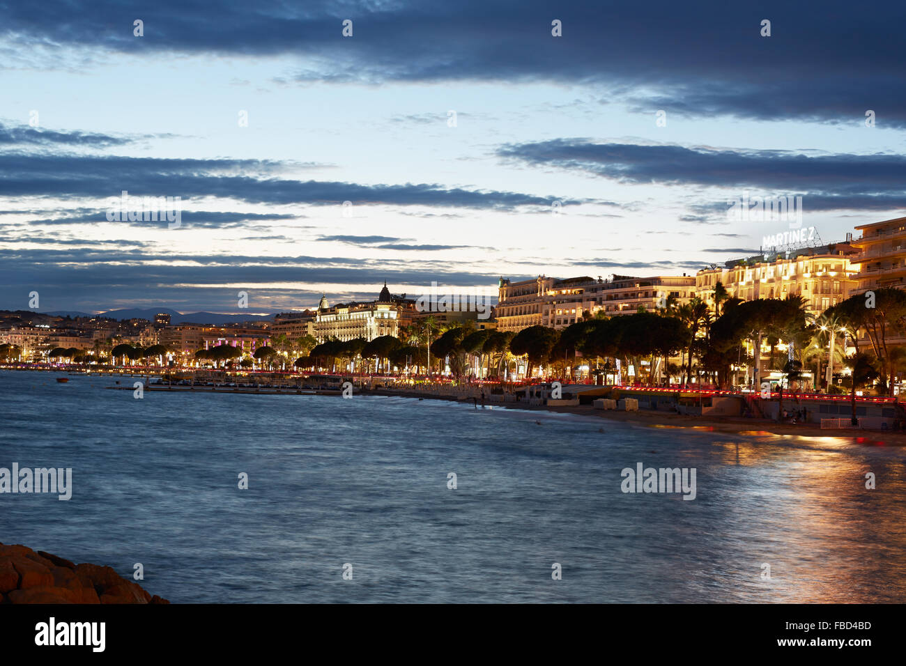 Cannes Küste und Croisette Blick am Abend beleuchtet Stockfoto