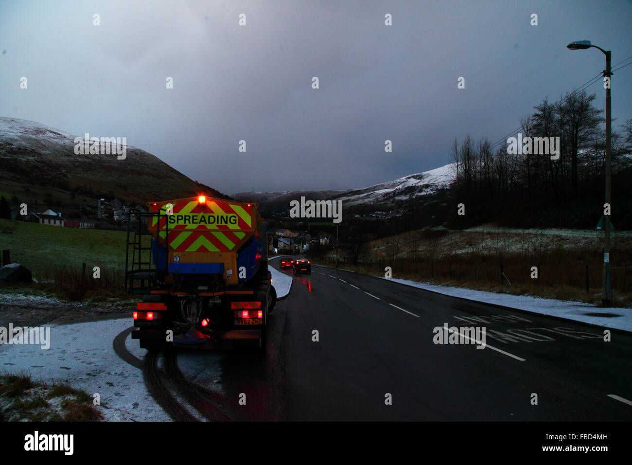 Nant y Moel, Mid Glamorgan, Südwales. 15th. Januar 2016: Ein Gitterwagen hält an der Straße A4061 außerhalb des Dorfes Nant y Moel im oberen Ogmore Valley in Südwales, mit frischem Schneefall auf den Mynydd Llangeinwyr Hügeln dahinter. Mehrere Zentimeter Schnee fielen über Nacht auf die Hügel, was das Met Office dazu veranlasste, eine Unwetterwarnung über Schnee und Eis für die Region mit gelbem Niveau auszustellen. Quelle: James Brunker/Alamy Live News Stockfoto