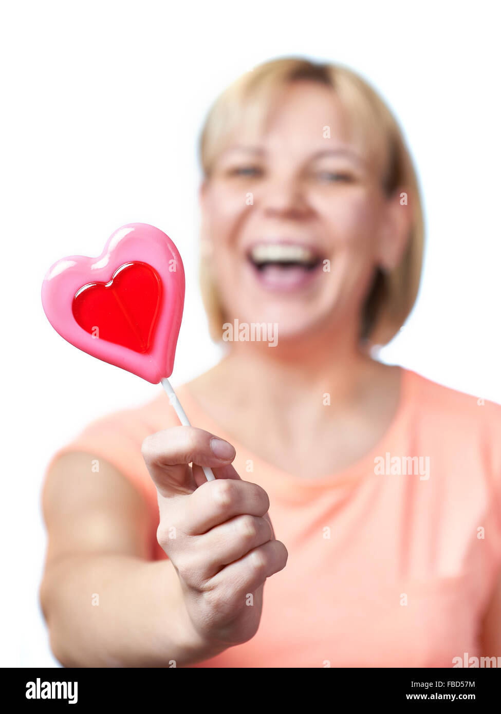 Glückliches Mädchen mit herzförmigen Lutscher in blur Stockfoto Glückliches Mädchen mit herzförmigen Lutscher in blur Stockfoto