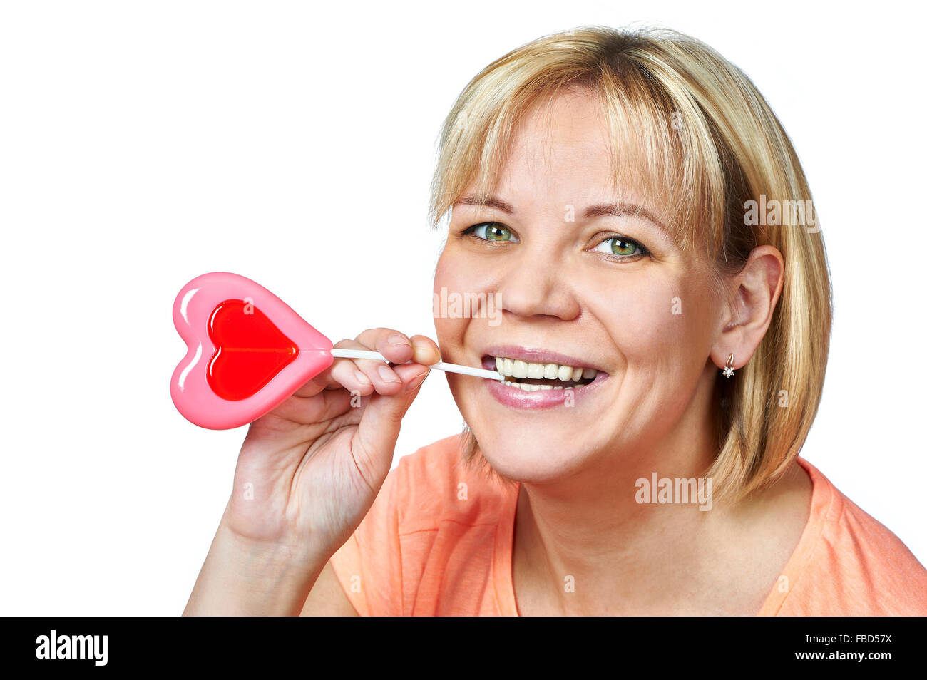 Glückliches Mädchen mit herzförmigen Lollipop weiß isoliert Stockfoto Glückliches Mädchen mit herzförmigen Lollipop weiß isoliert Stockfoto