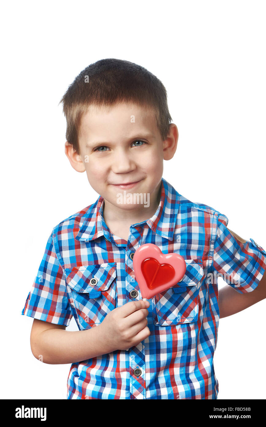 Lustiger Junge mit Lollipop Herzen isoliert Stockfoto