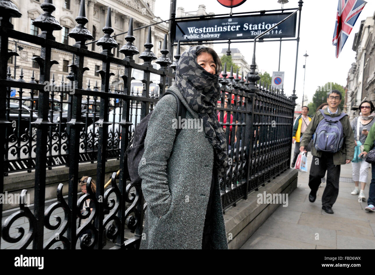 London, England, Vereinigtes Königreich. Frau mit Kopftuch Westminster u-Bahnstation Stockfoto
