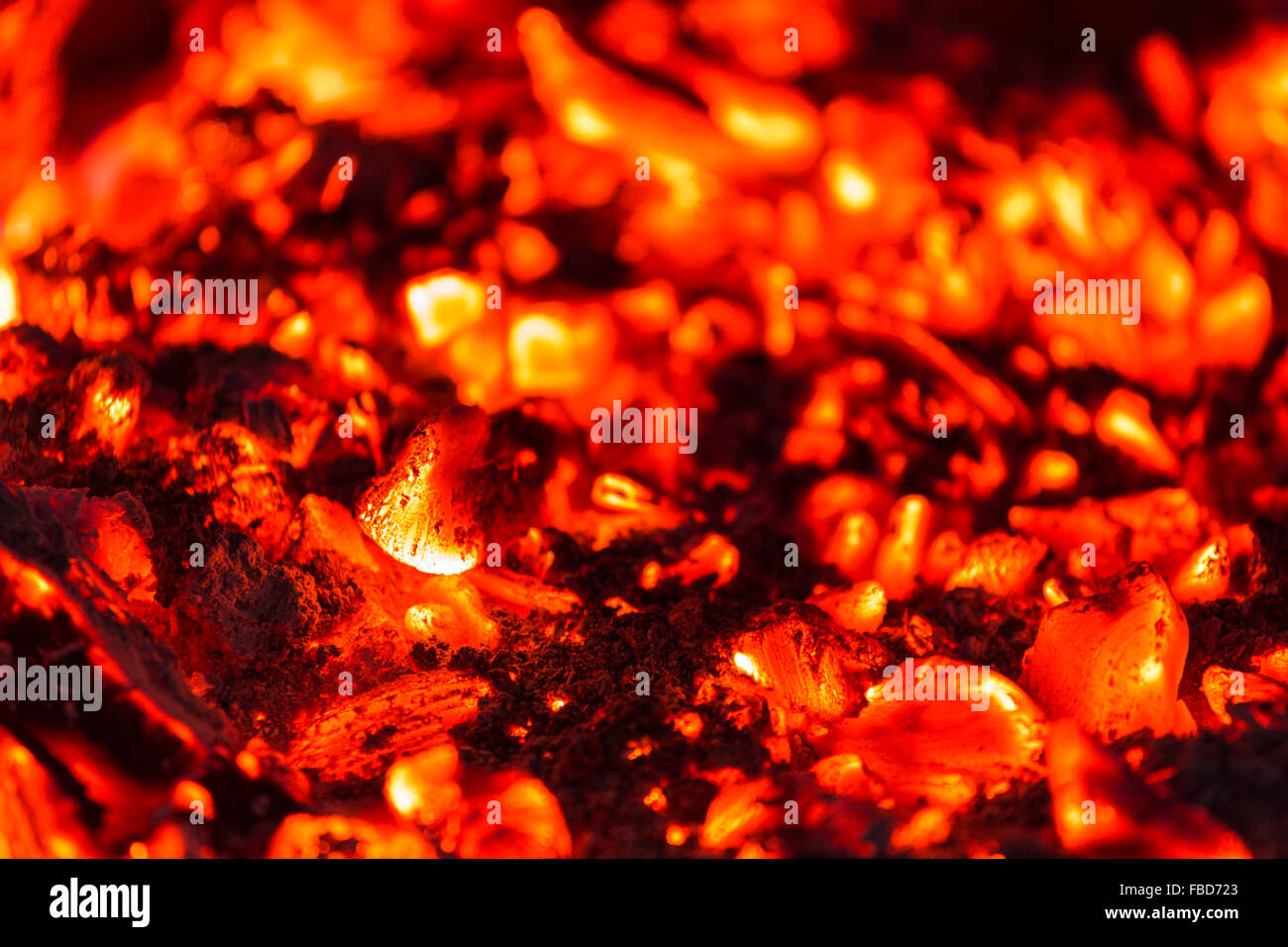 Holz-Glut im Kamin Stockfoto