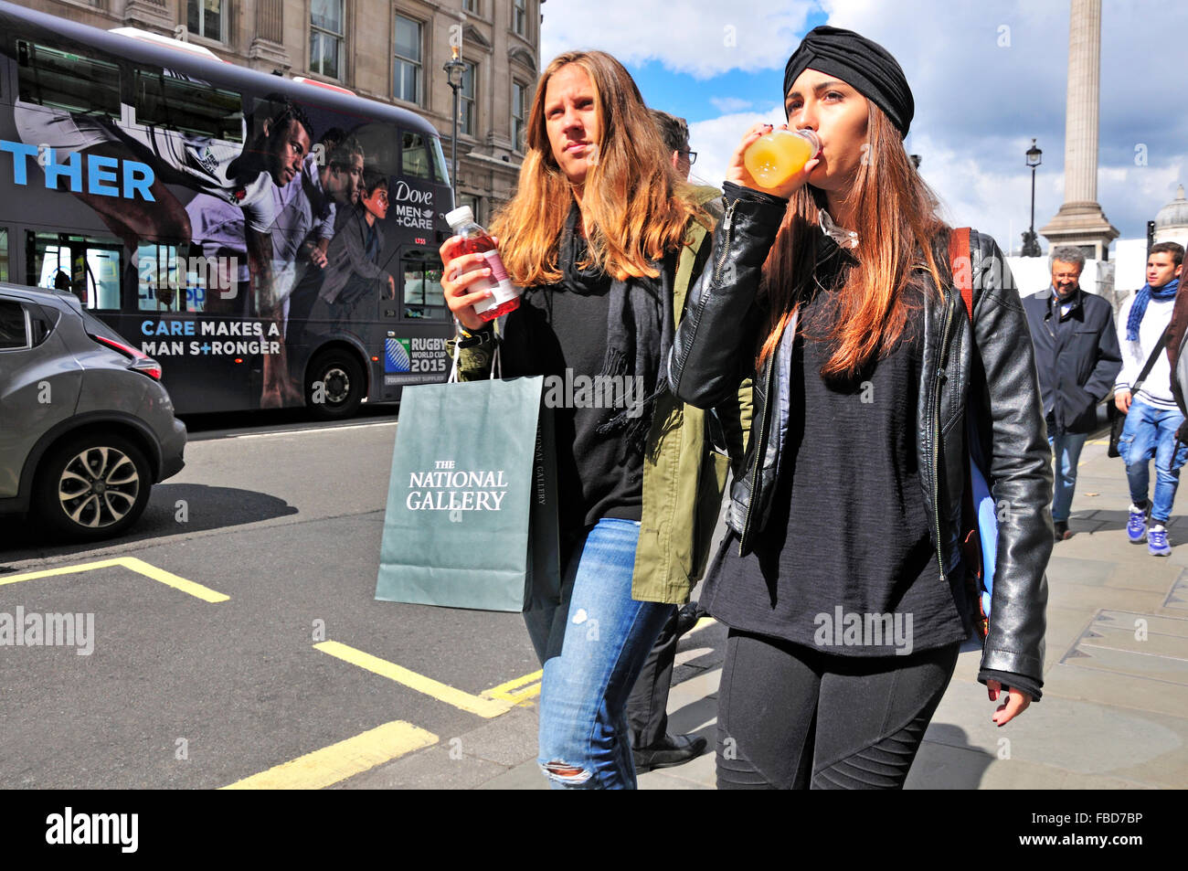 London, England, Vereinigtes Königreich. Touristen, die nach dem Besuch der National Gallery am Trafalgar Square o-Saft zu trinken Stockfoto