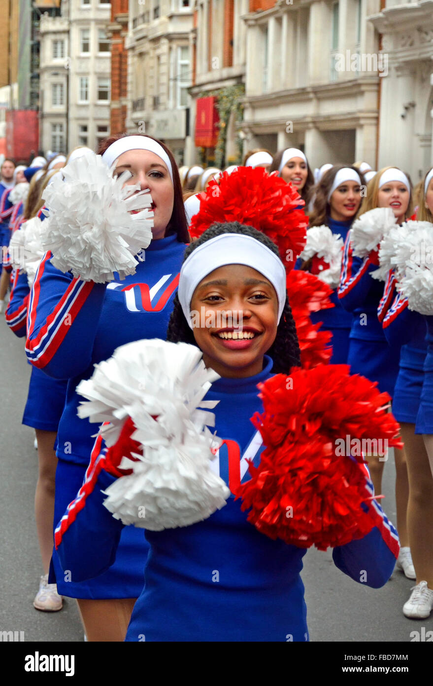 London, UK. New Year es Day Parade Jan1 2016. Varsity alle amerikanischen Cheerleader Stockfoto