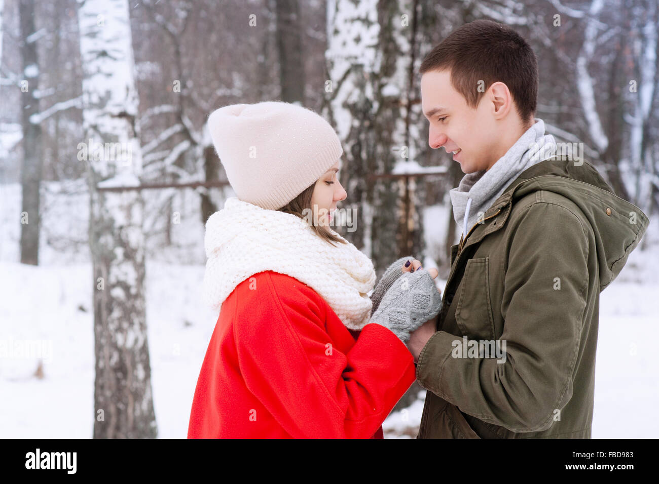 Glückliches junges Paar im Winter Park Spaß. Familie im Freien. Liebe Kuss Stockfoto