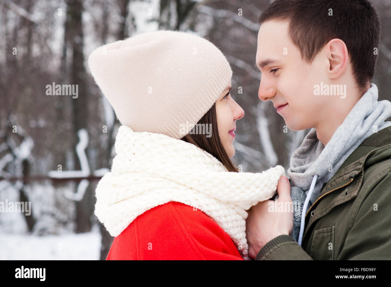 Glückliches junges Paar im Winter Park Spaß. Familie im Freien. Liebe Kuss Stockfoto
