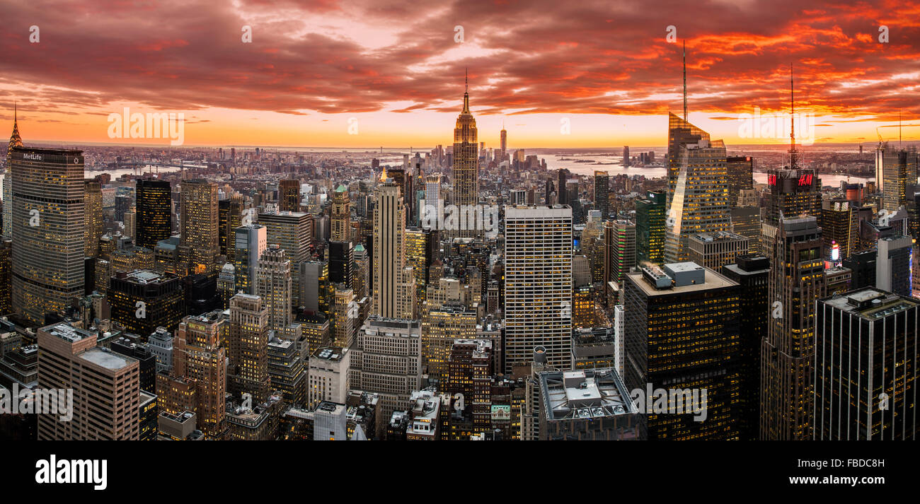 Blick über Midtown Manhattan Skyline bei Sonnenuntergang von der Spitze des Felsens, New York, USA Stockfoto