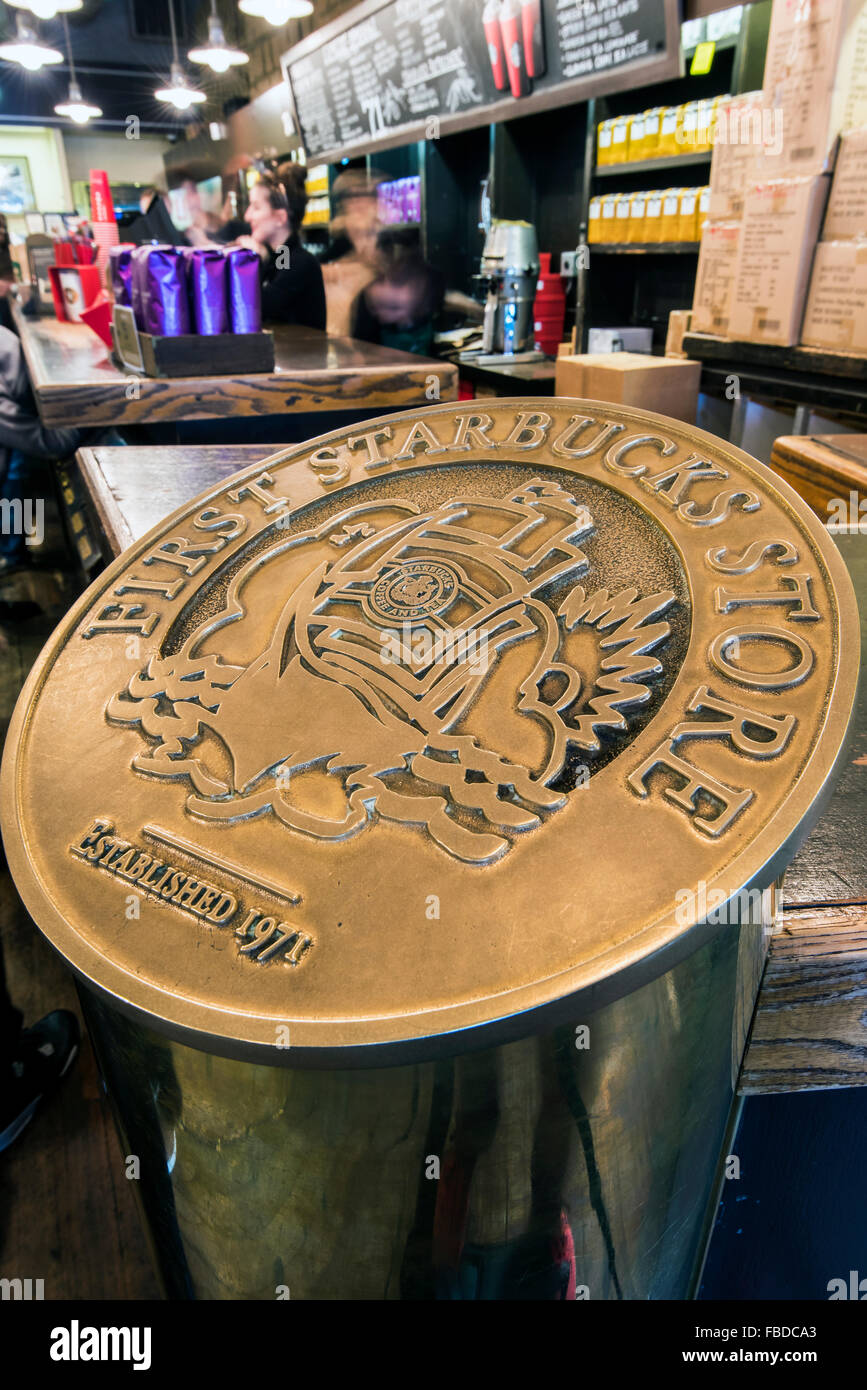 Plaque feiert die erste Starbucks-Filiale seit 1971 am Pike Place Market in Seattle, Washington, USA Stockfoto