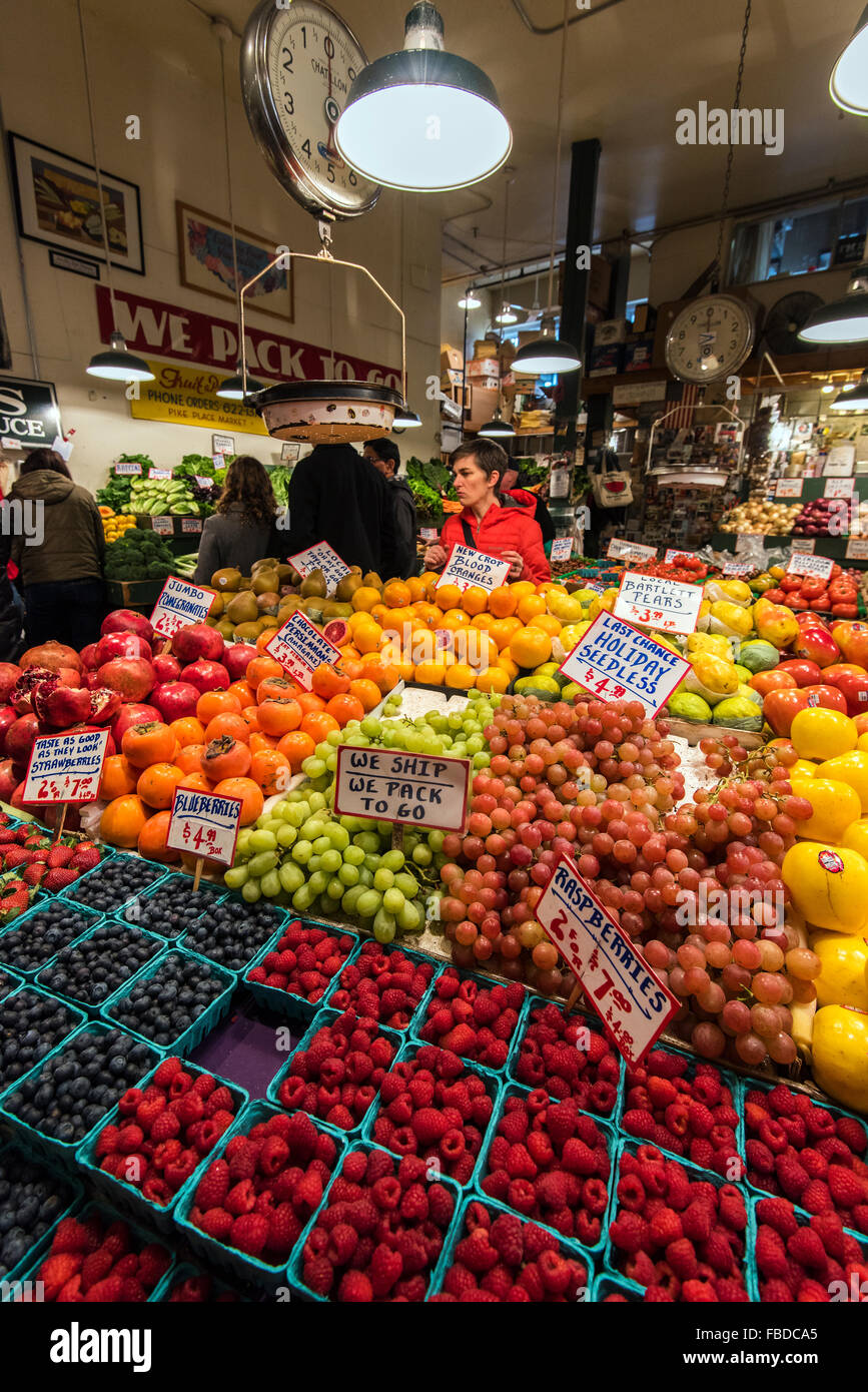 Obst und Gemüse Stall am Pike Place Market in Seattle, Washington, USA Stockfoto