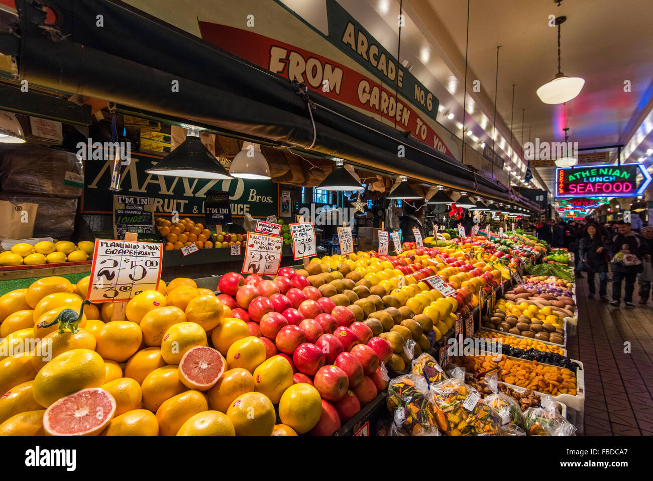Obst und Gemüse Stall am Pike Place Market in Seattle, Washington, USA Stockfoto