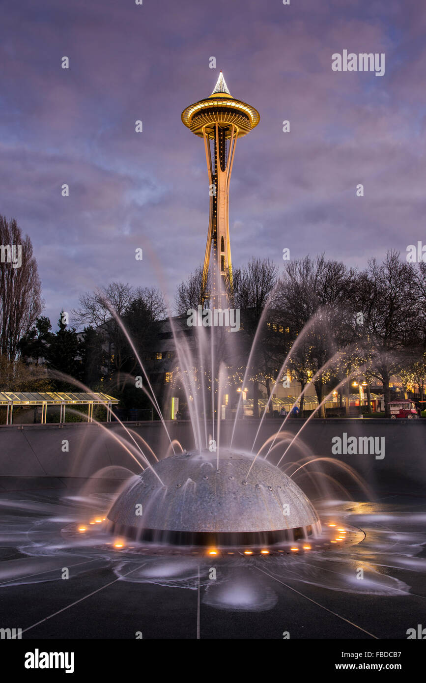 Die International Fountain mit Space Needle in den Hintergrund, Seattle Center, Seattle, Washington, USA Stockfoto