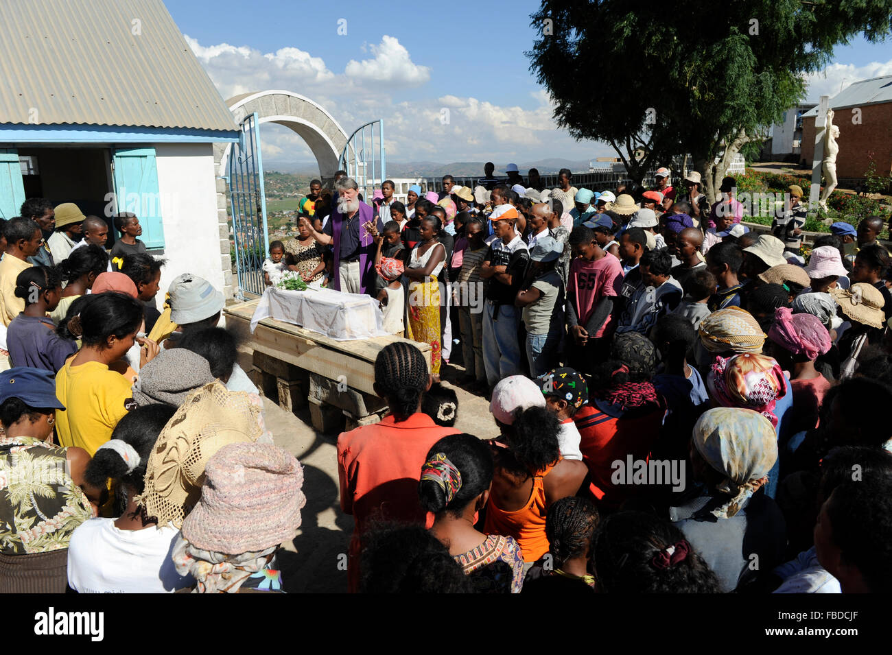 Madagaskar-Antananarivo, katholischer Priester pro Pedro Opeka hat Build Akamasoa eine social Community Projekt mit Wohnungsbau, Gesundheit und Schulen für die ärmsten der Tana, Bestattung der toten Kindes / MADAGASKAR Pater Pedro Opeka Hut sterben Gemeinde Akamasoa, Auf Madagassisch "Gute Freunde", Mit Muellsammlern, Bettlern Und Sozialschwachen Auf Einem Huegel Bei Antananarivo Erbaut, Teil des Projektes Sind Hausbau, Schulen, Krankenhaeuser Und Beschaeftigung , Beerdigung Eines Verstorbenen Überraschungsgast Stockfoto