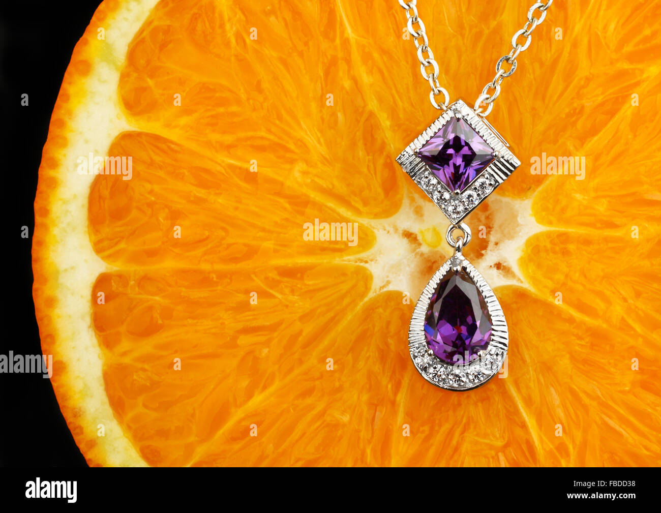 Makro von Schmuck mit Edelsteinen auf Obst Hintergrund Stockfoto