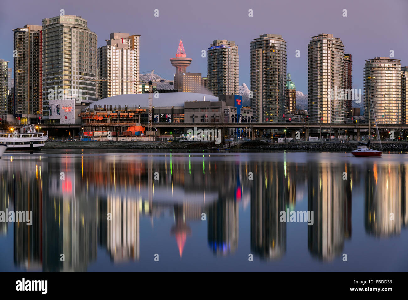 Die Skyline Innenstadt spiegelt sich in der False Creek bei Sonnenaufgang, Vancouver, Britisch-Kolumbien, Kanada Stockfoto