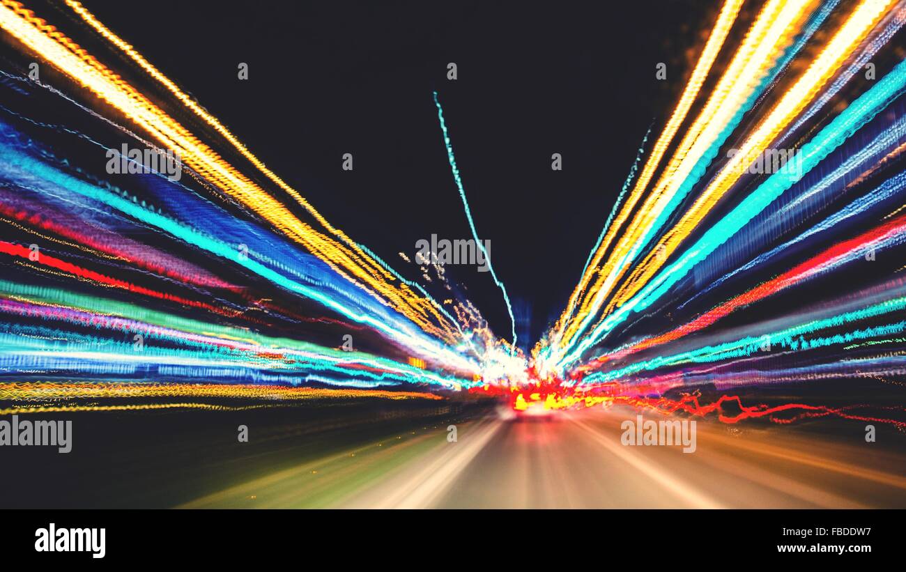 Multi farbige Licht Trails auf Straße bei Nacht Stockfoto