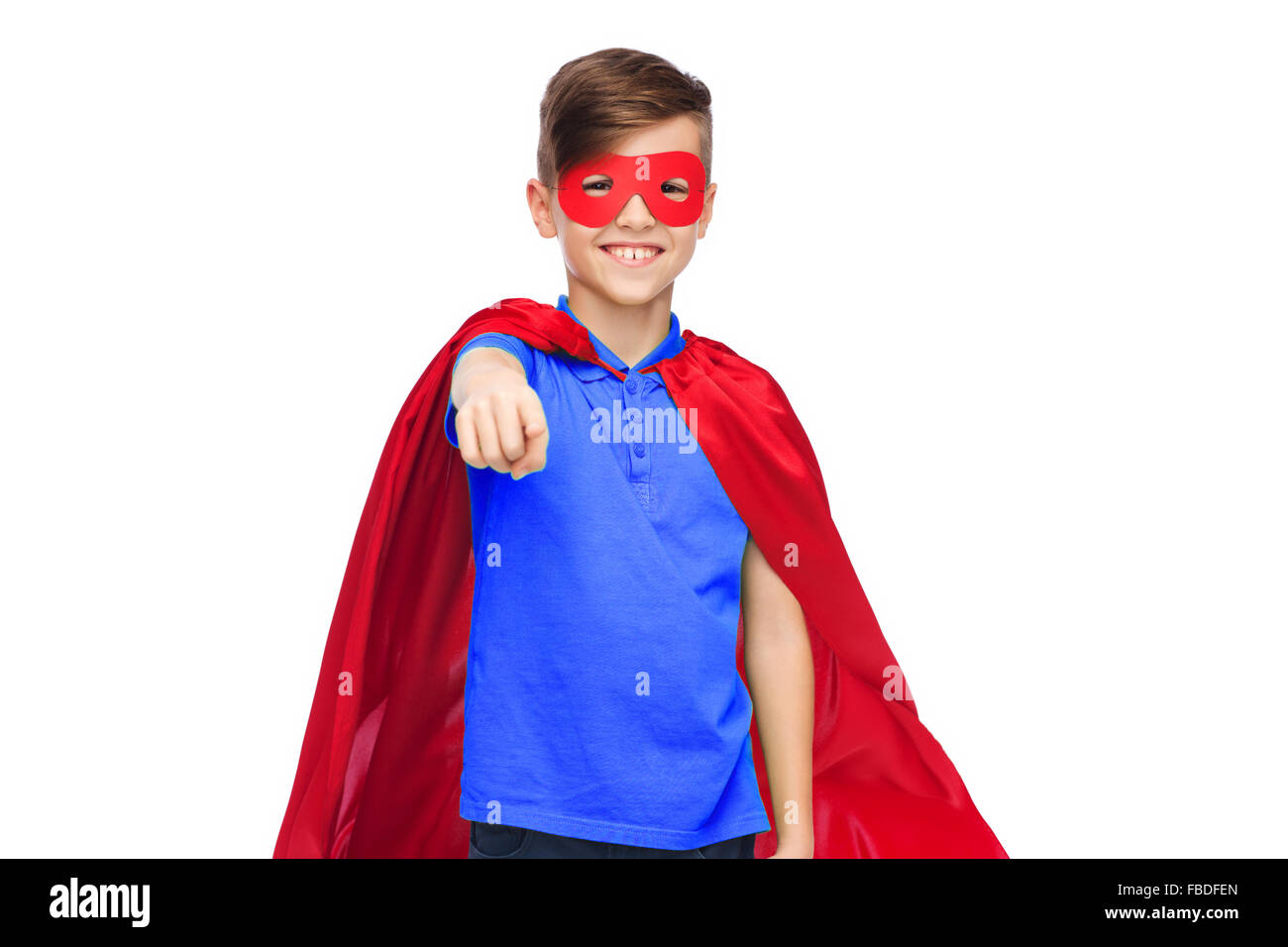 fröhlicher Junge im roten Superhelden Cape und Maske Stockfoto