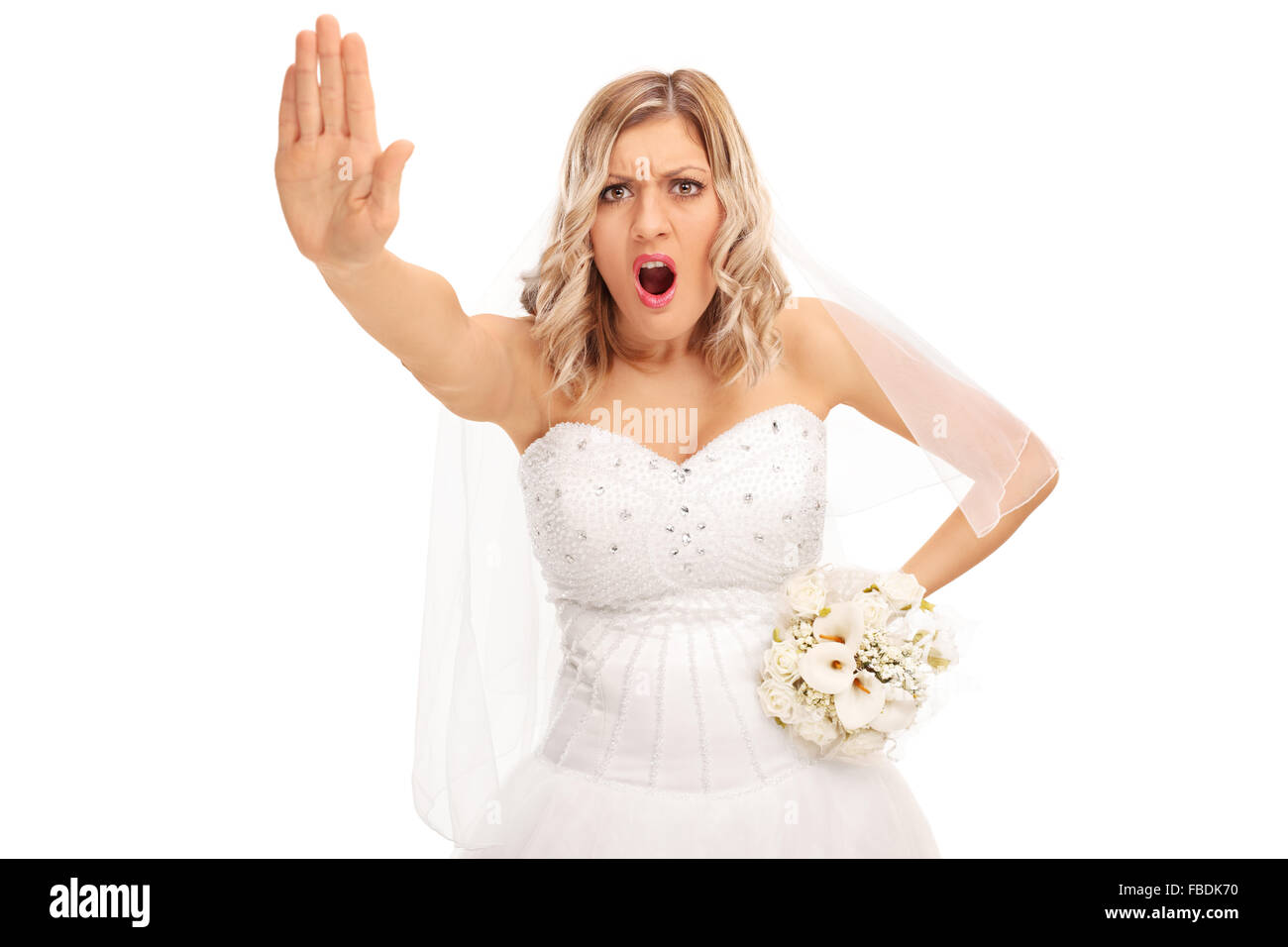 Unzufrieden Braut Geste der hand Halt machen und schaut in die Kamera, die isoliert auf weißem Hintergrund Stockfoto