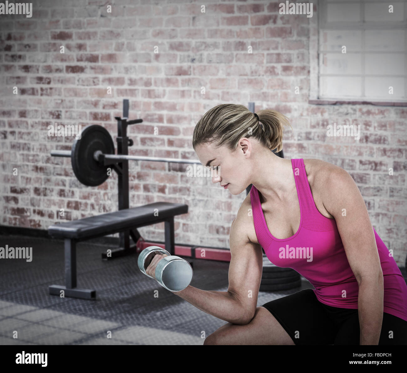 Zusammengesetztes Bild der muskulöse Frau, die das Training mit Hanteln Stockfoto