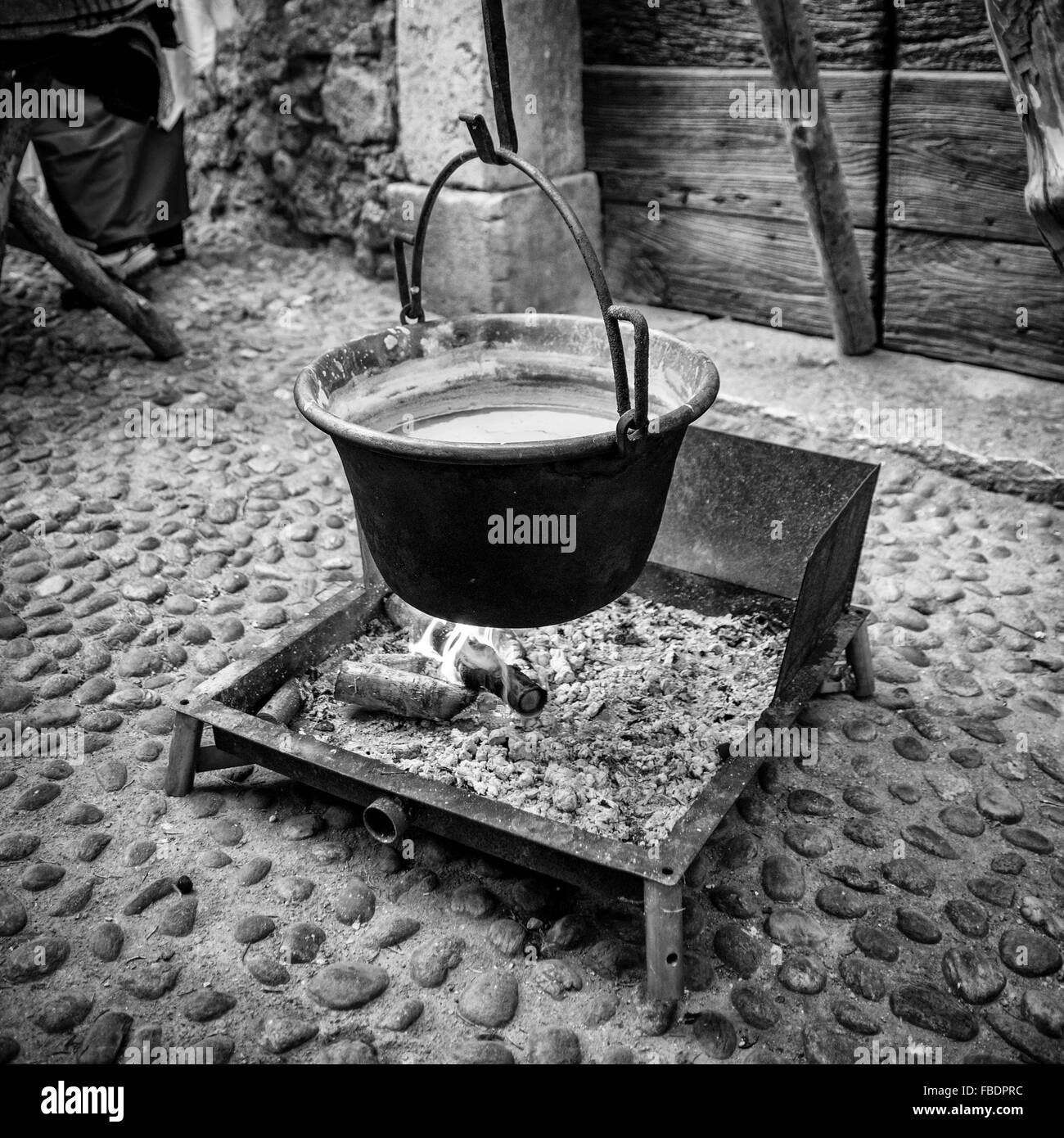 Kupfer Topf hängen über dem Feuer zur Wassererwärmung, Polenta zu machen. Stockfoto