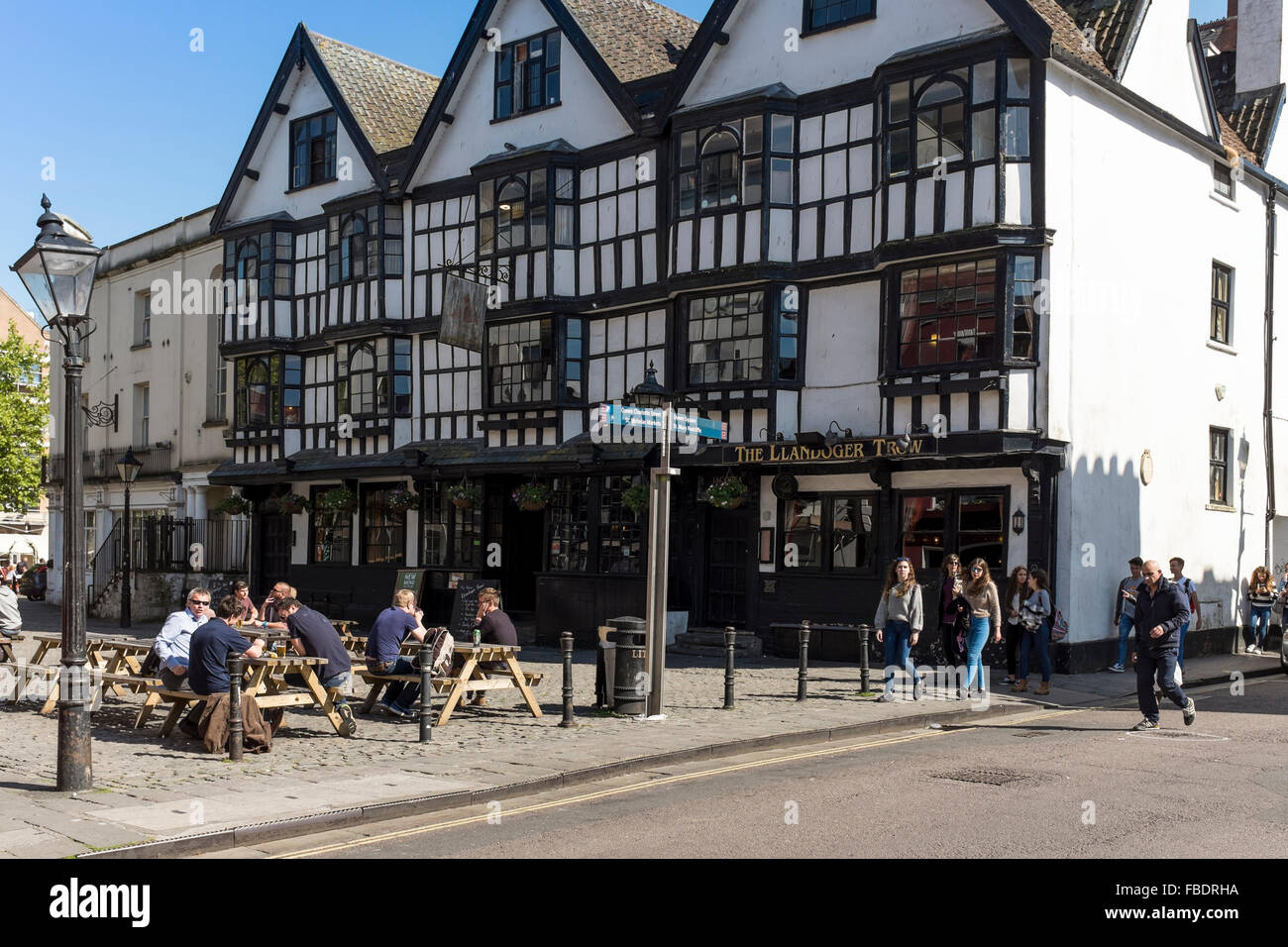 Menschen, die genießen Getränke außerhalb der Llandoger Trow Pub, King Street, Bristol, UK Stockfoto