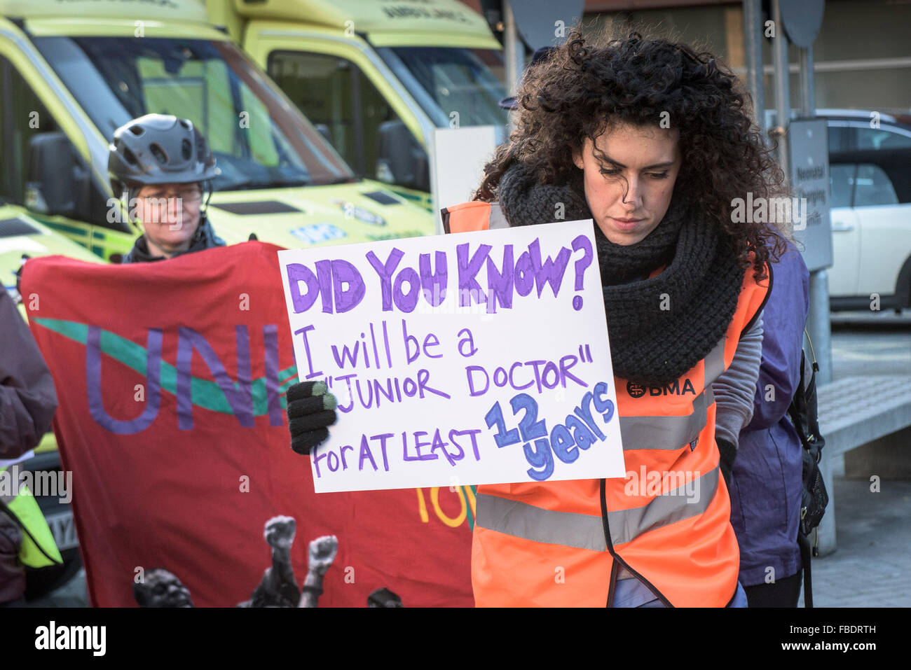 Ärzte in der Ausbildung beginnen ihre 24-Stunden-Streik und bilden einen Streikposten außerhalb der Royal London Hospital in Whitechapel, London. Stockfoto