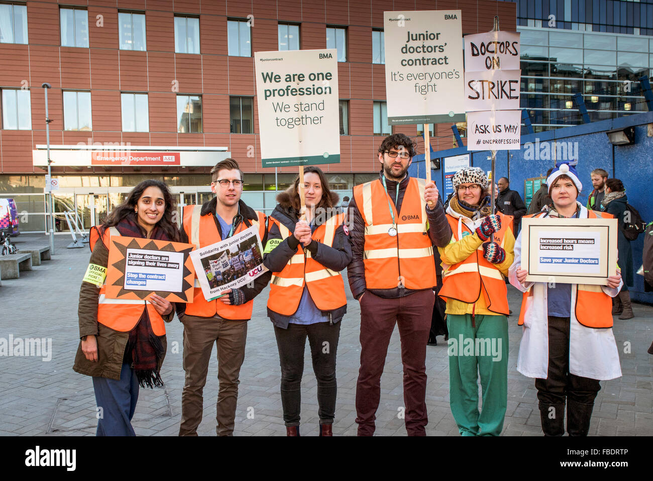 Ärzte in der Ausbildung beginnen ihre 24-Stunden-Streik und bilden einen Streikposten außerhalb der Royal London Hospital in Whitechapel, London. Stockfoto