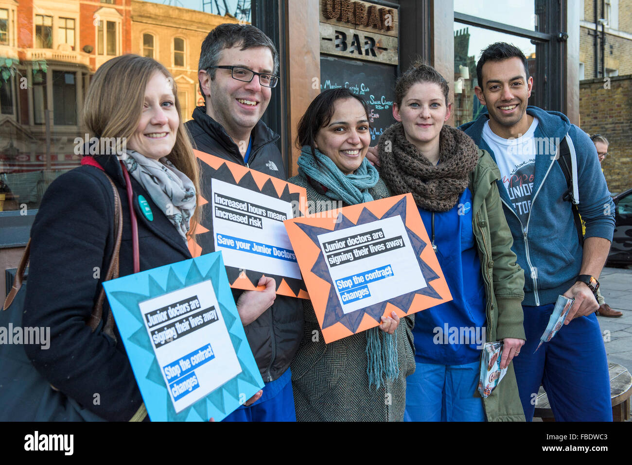 Ärzte in der Ausbildung beginnen ihre 24-Stunden-Streik und bilden einen Streikposten außerhalb der Royal London Hospital in Whitechapel, London. Stockfoto