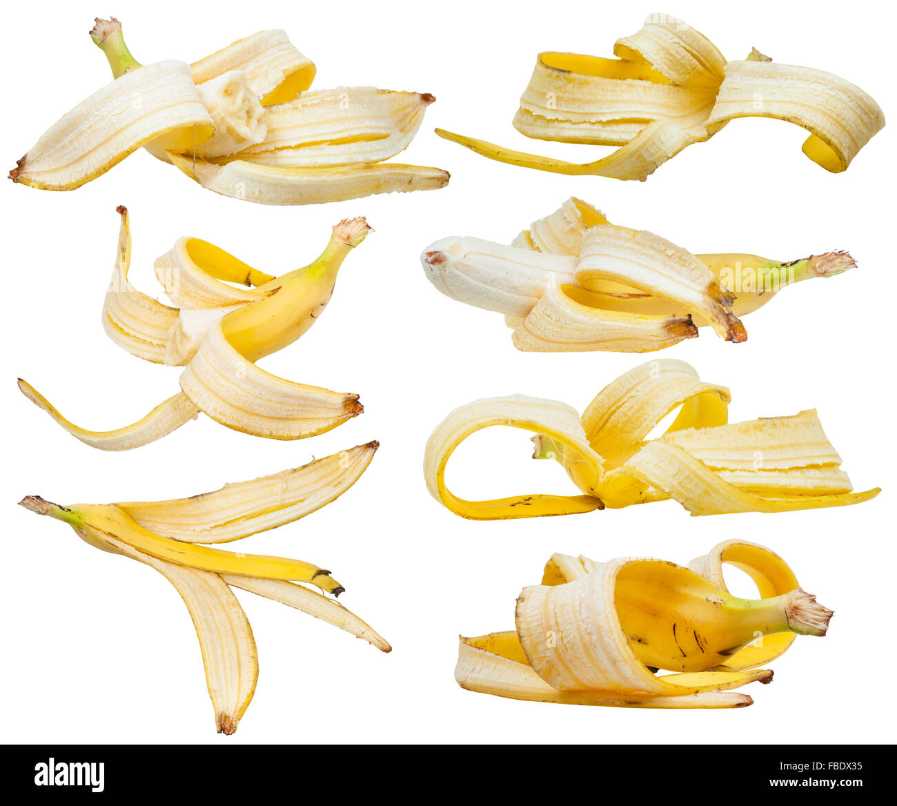 viele geschälte gelbe Bananen und Bananenschalen isoliert auf weißem Hintergrund Stockfoto