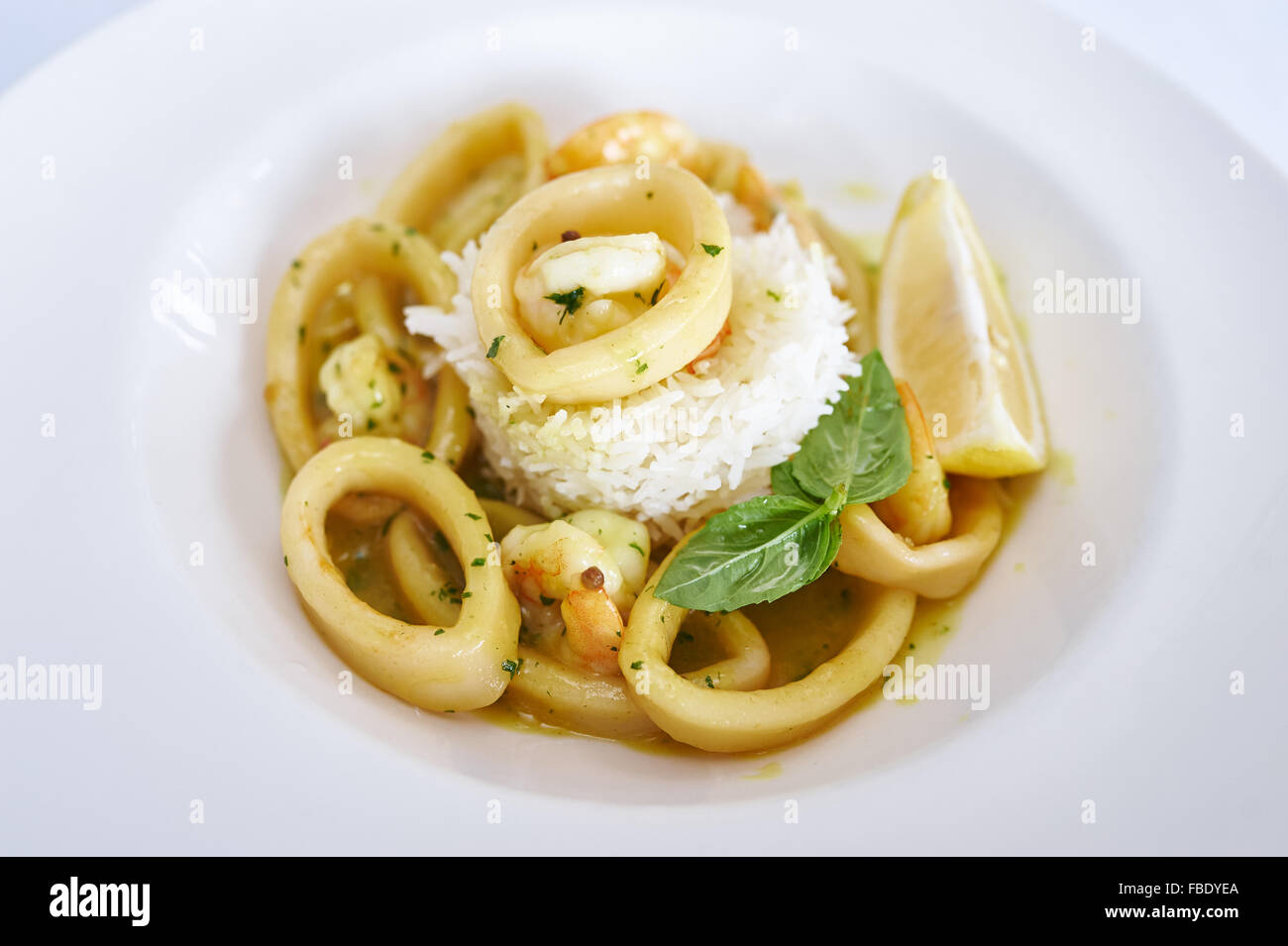 Garnelen, Tintenfisch in Curry-Sauce und Reis Stockfoto
