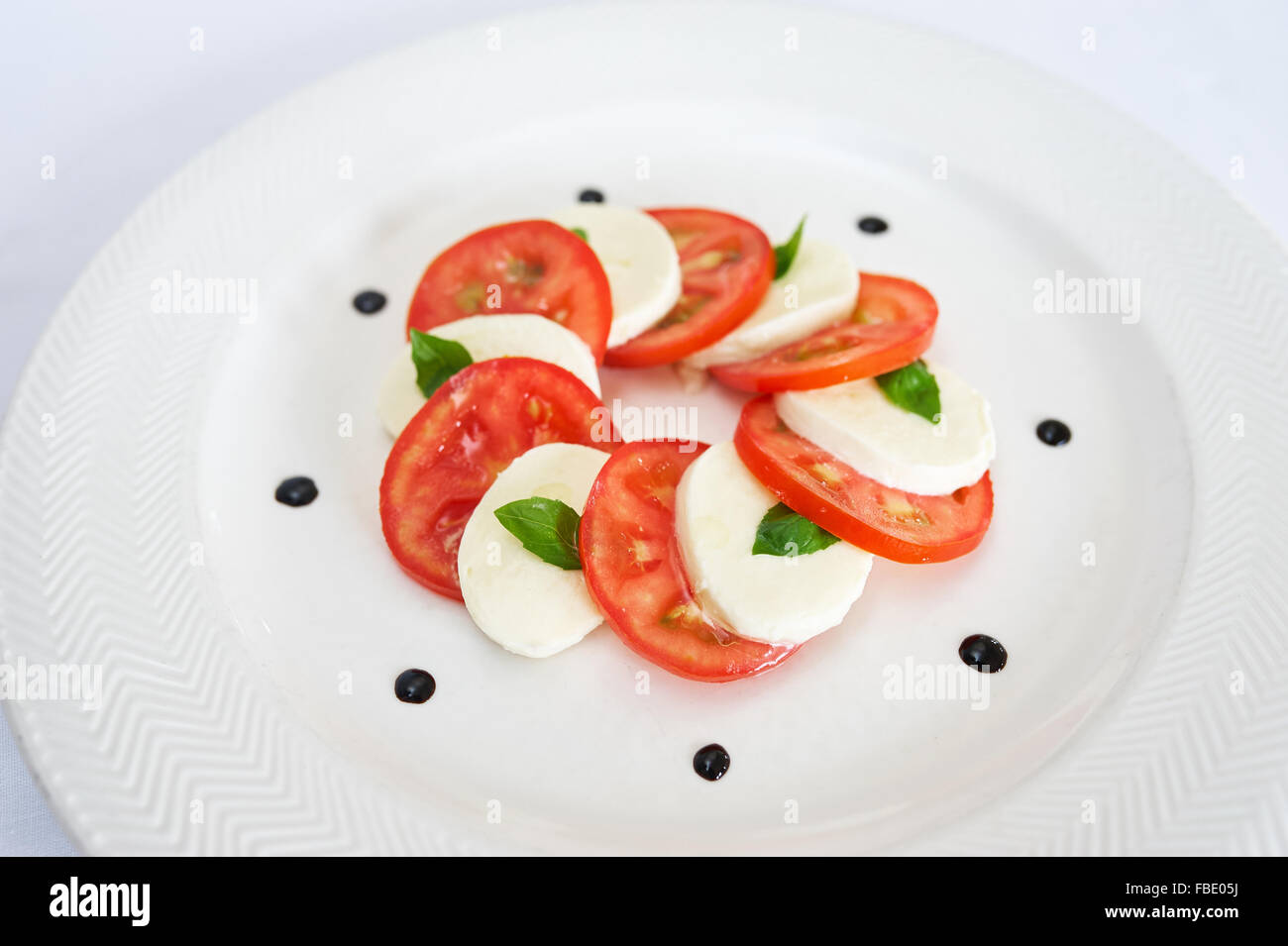 Caprese-Salat auf weißen Teller Studio gedreht Stockfoto