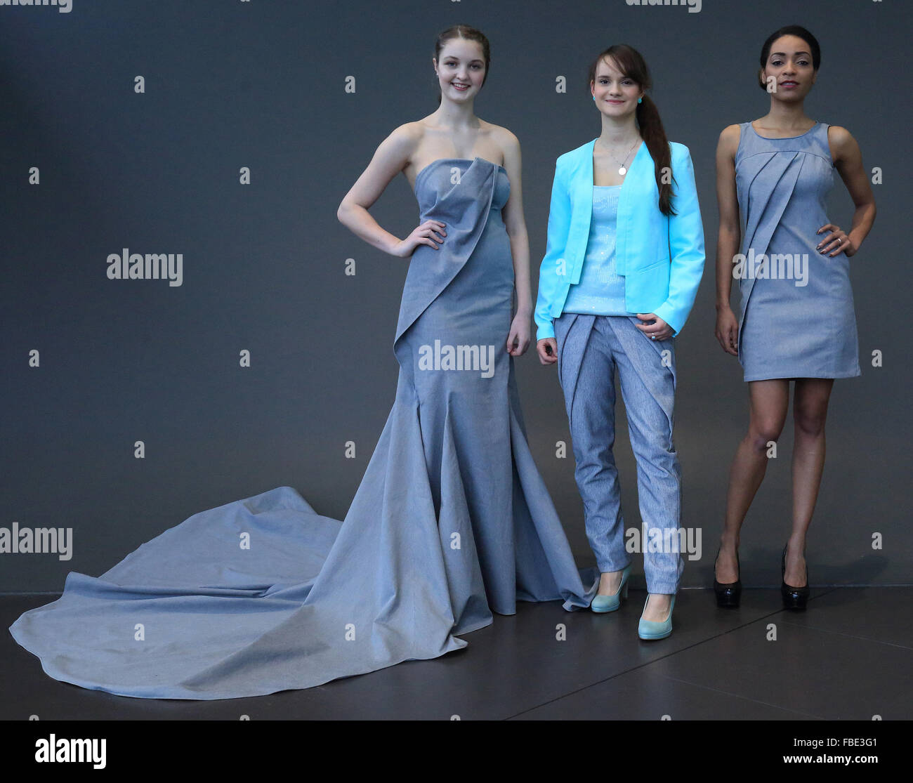 Die Modelle Pia (l) und Modedesignerin Carolin Goldmann (m) auf einer  Pressekonferenz in Magdeburg, Deutschland, 13. Januar 2016. Insgesamt 14  junge Modedesigner geht zum sechsten Mal zur Berlin Fashionweek 16. Januar  2016