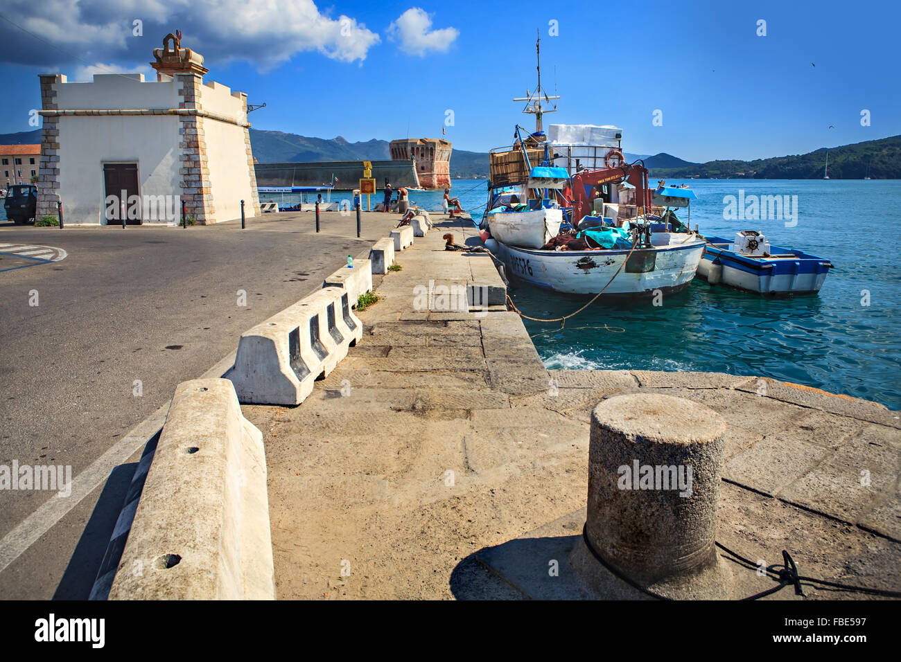PORTOFERAIO, Insel ELBA, Italien - ca. AUGUST 2011: Der Hafen und Straßen in Portoferraio Stockfoto