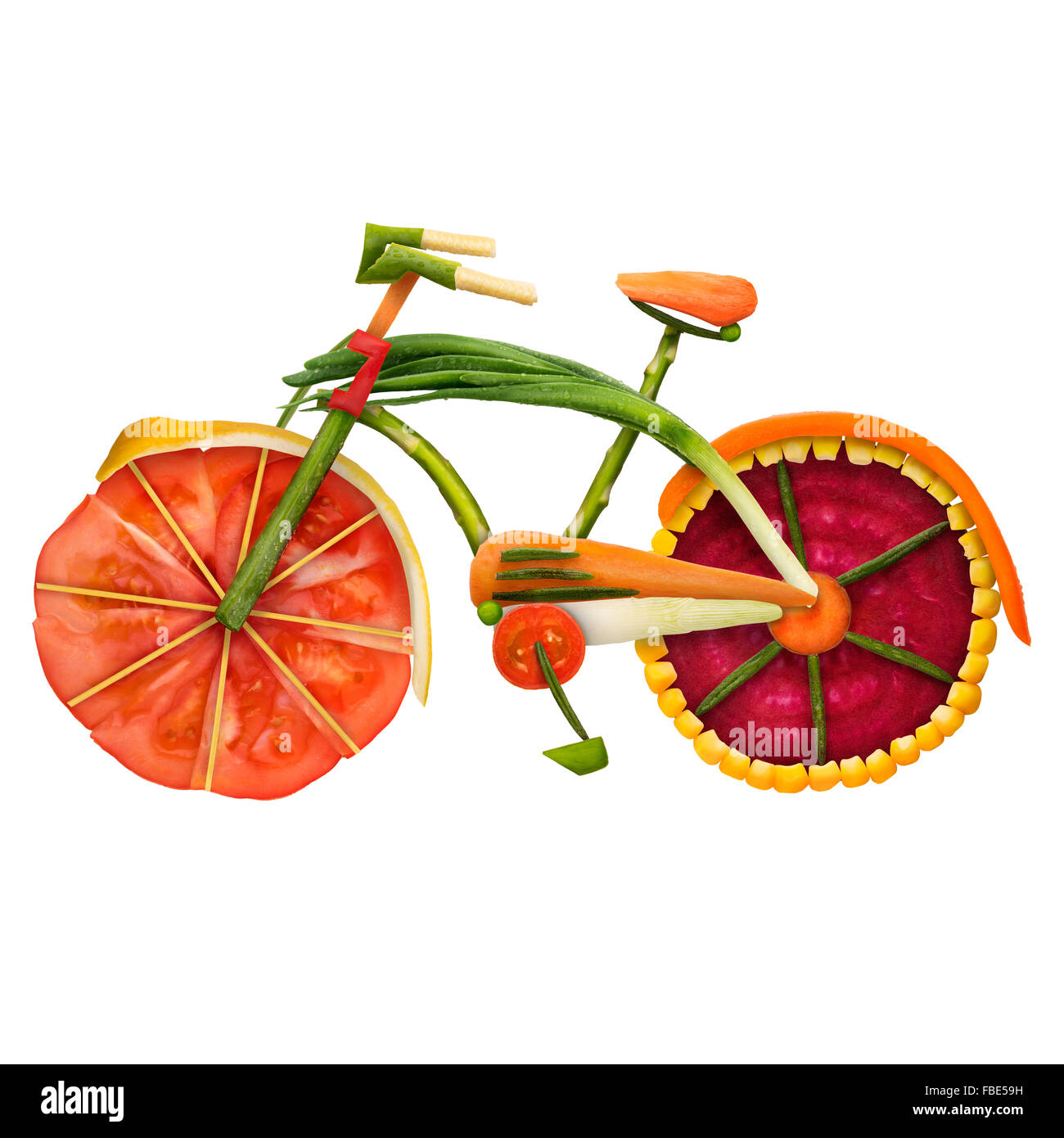Gesunde Ernährung-Konzept eine urban fixed-Gear-Fahrrad im Detail aus frischem Gemüse voller Vitamine, isoliert auf weißem backg Stockfoto