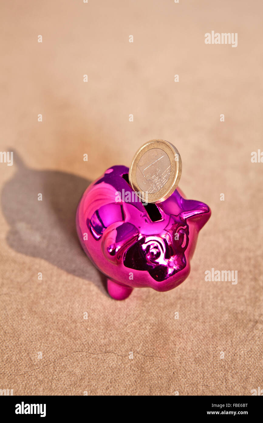 Sparschwein und 1 euro Stockfoto